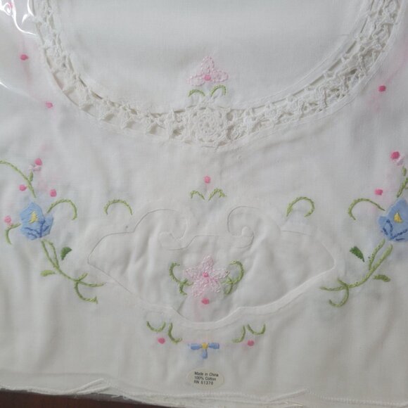 Vintage Embroidered Floral Cotton Tablecloth & Napkins Set - Picture 2 of 8